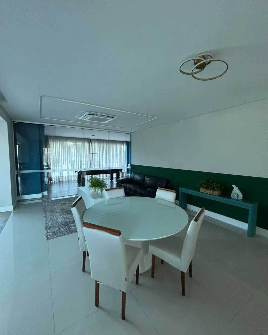Apartamento com 4 dormitórios sendo 3 suítes e 3 vagas de garagem em Balneário Camboriú/SC