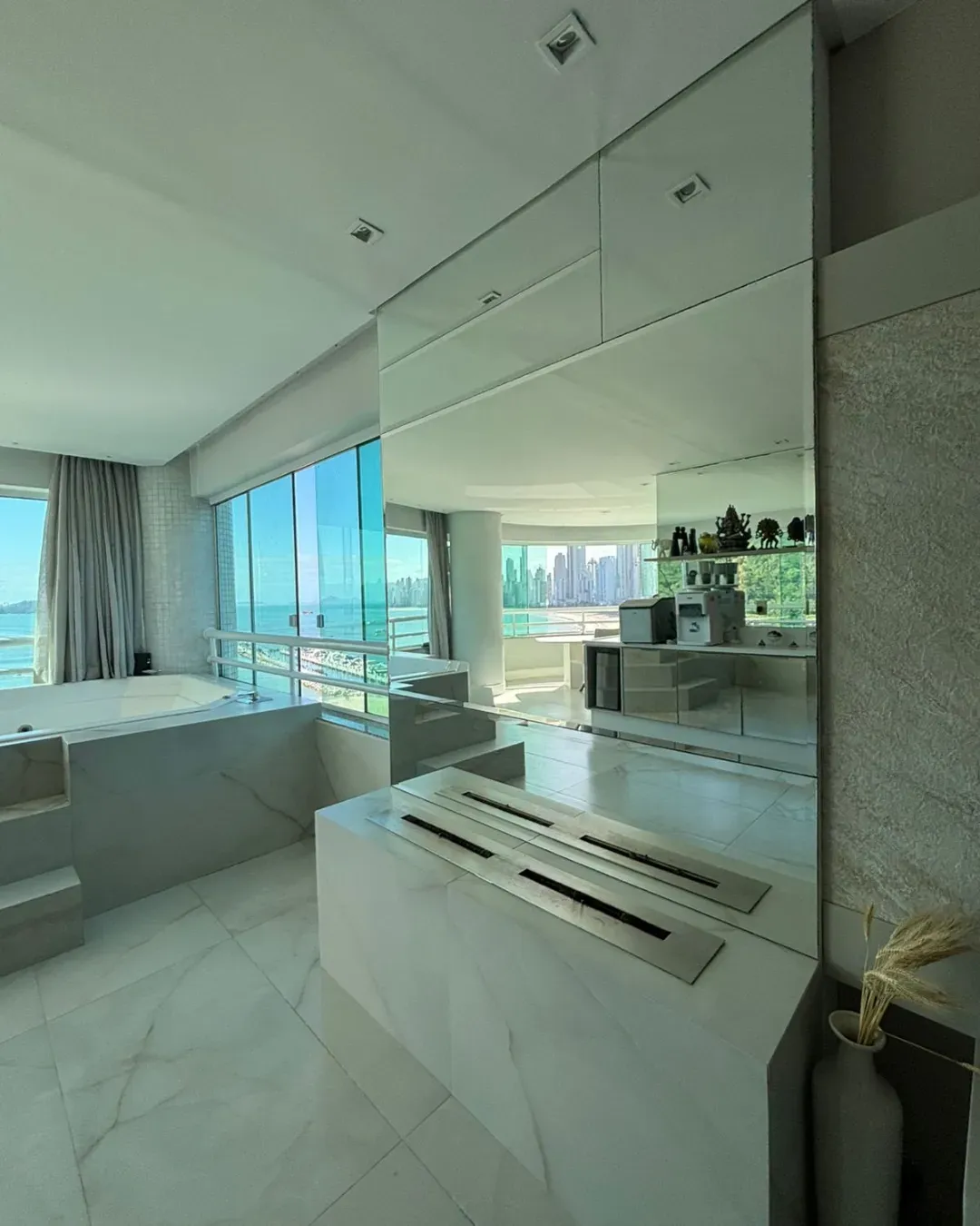 Apartamento com 4 dormitórios sendo 3 suítes e 3 vagas de garagem em Balneário Camboriú/SC