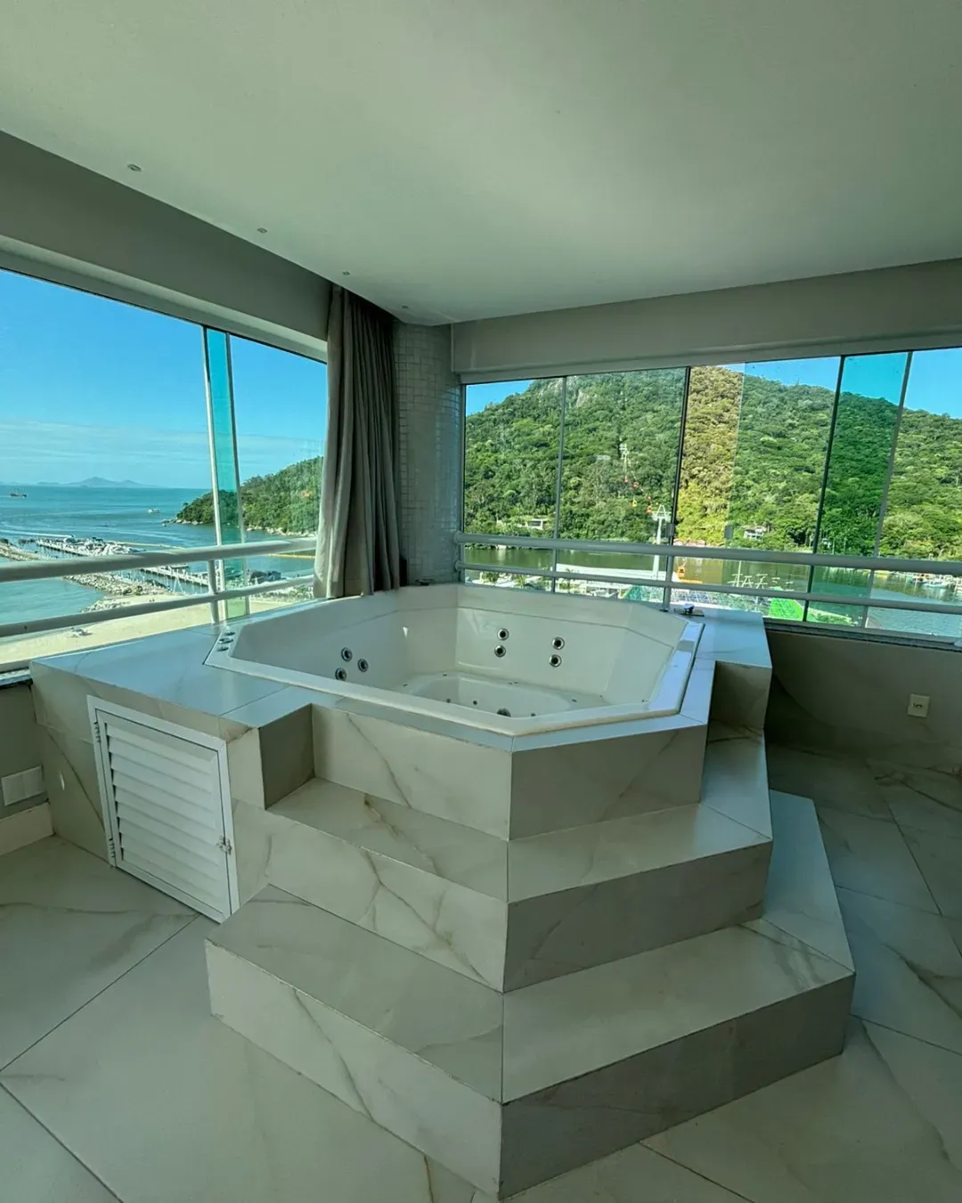 Apartamento com 4 dormitórios sendo 3 suítes e 3 vagas de garagem em Balneário Camboriú/SC