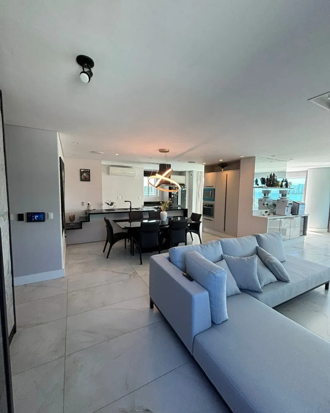 Apartamento com 4 dormitórios sendo 3 suítes e 3 vagas de garagem em Balneário Camboriú/SC