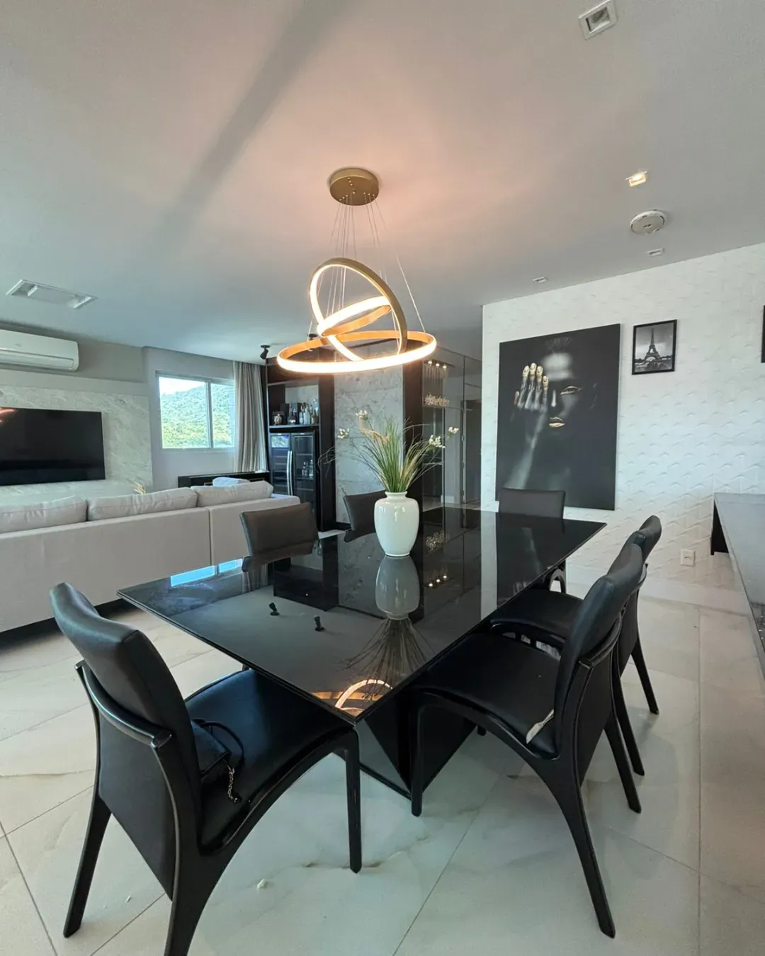 Apartamento com 4 dormitórios sendo 3 suítes e 3 vagas de garagem em Balneário Camboriú/SC