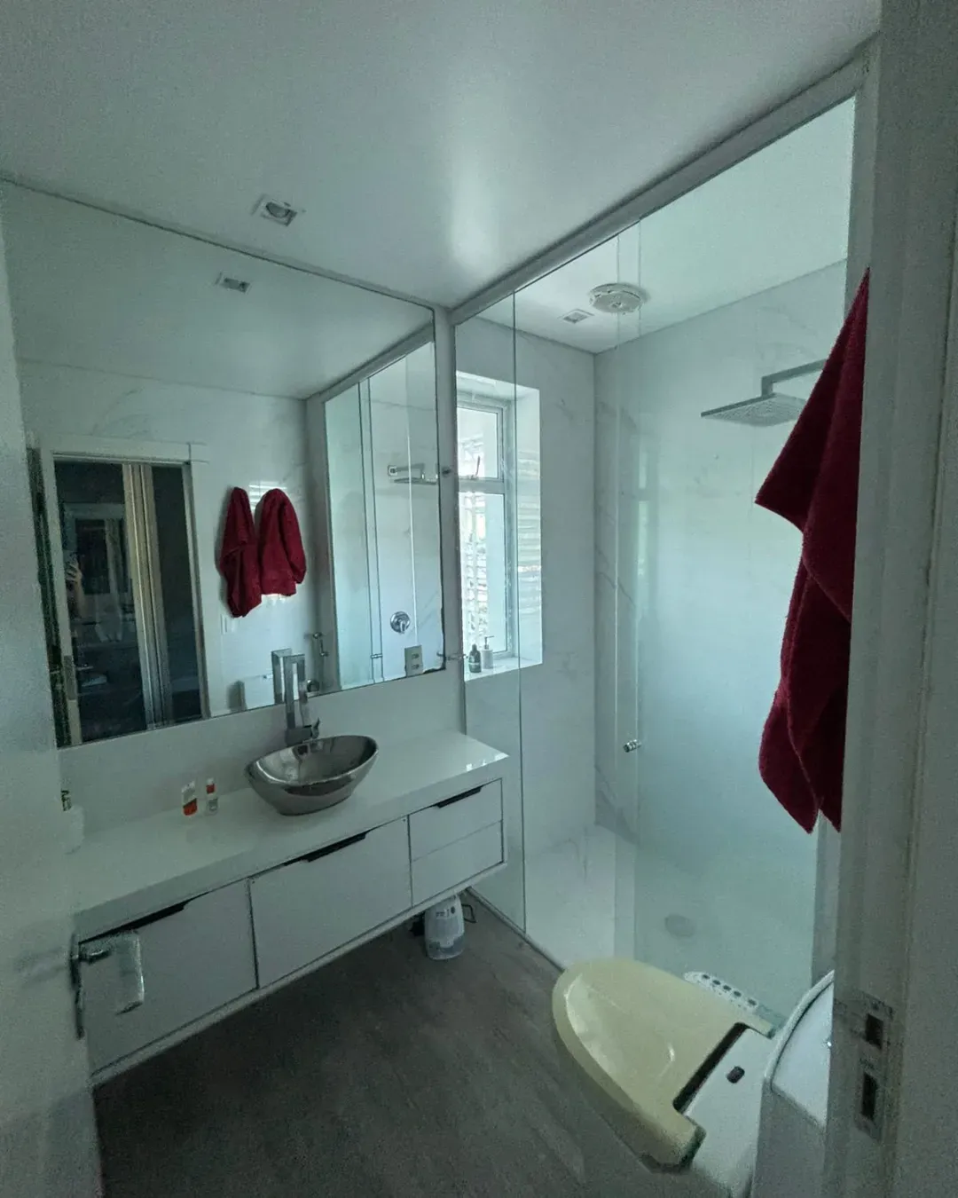 Apartamento com 4 dormitórios sendo 3 suítes e 3 vagas de garagem em Balneário Camboriú/SC