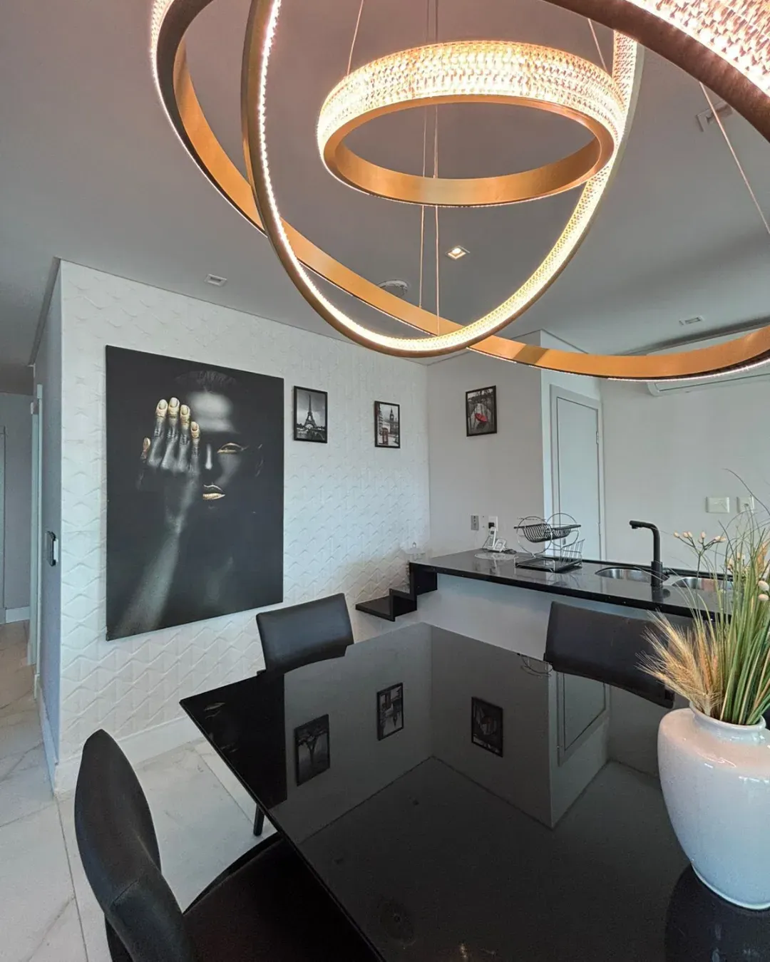 Apartamento com 4 dormitórios sendo 3 suítes e 3 vagas de garagem em Balneário Camboriú/SC