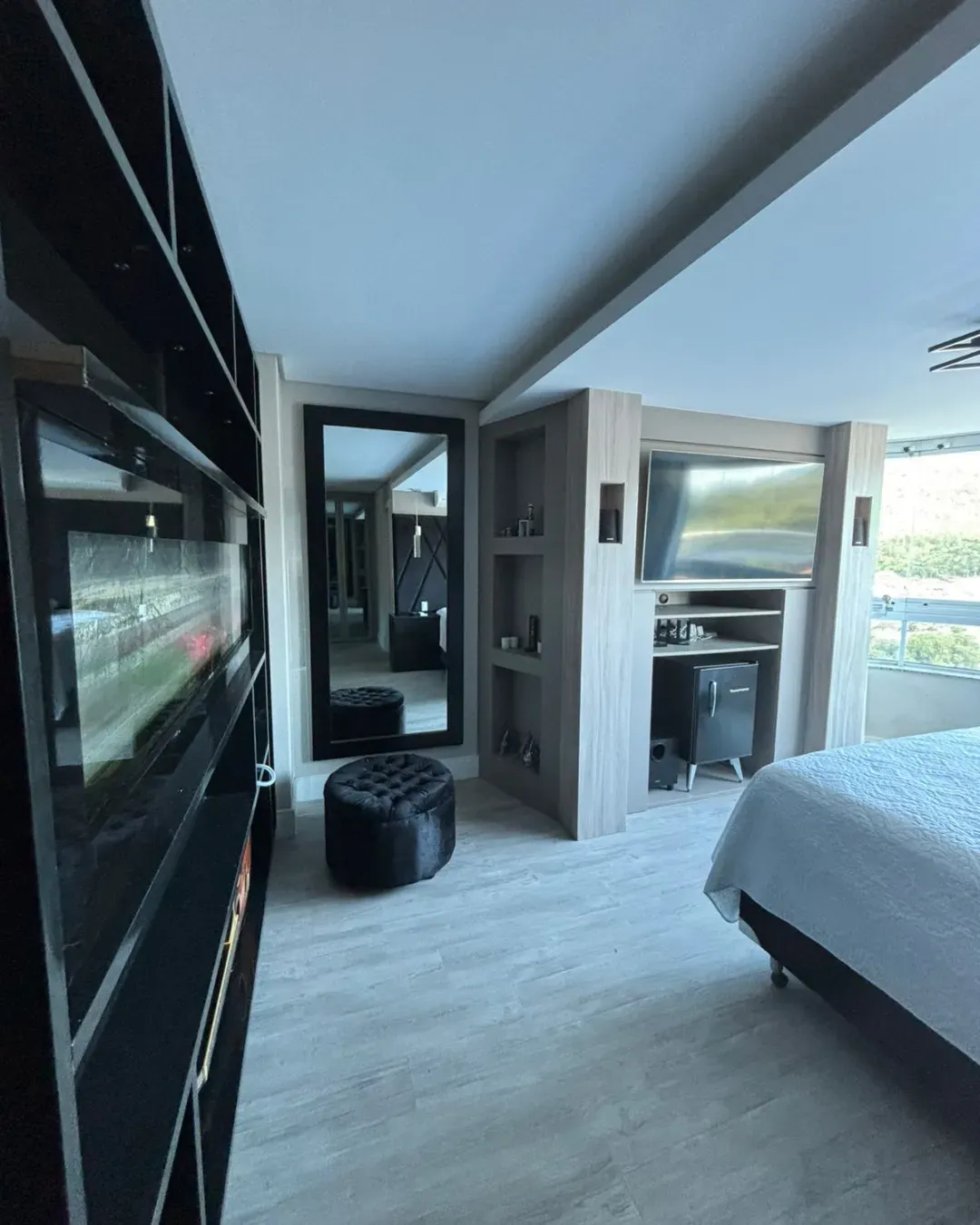 Apartamento com 4 dormitórios sendo 3 suítes e 3 vagas de garagem em Balneário Camboriú/SC