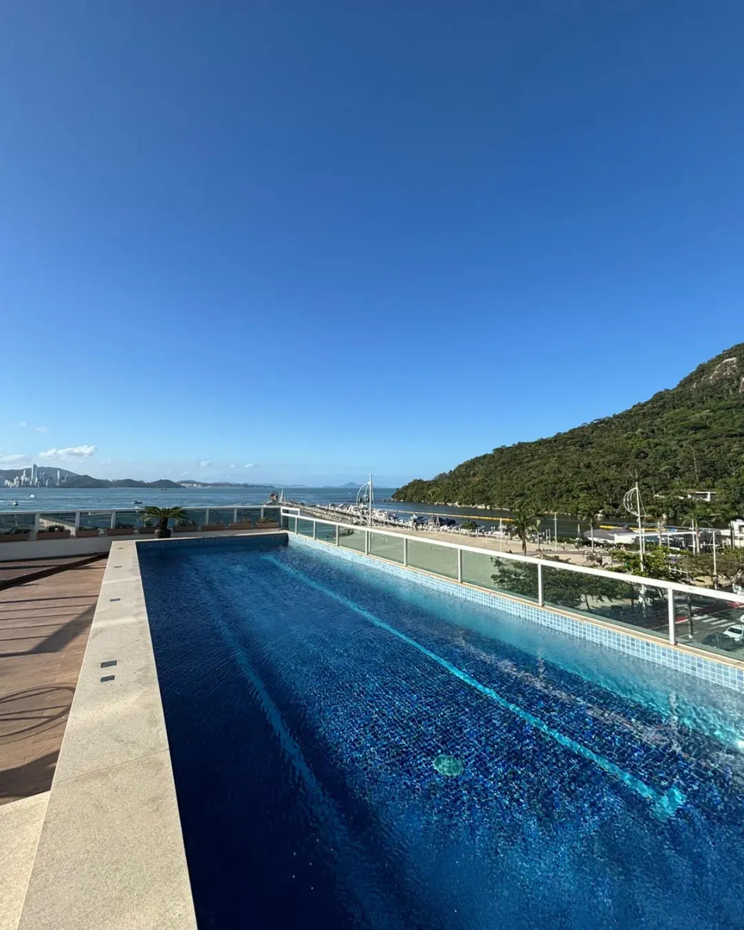 Apartamento com 4 dormitórios sendo 3 suítes e 3 vagas de garagem em Balneário Camboriú/SC