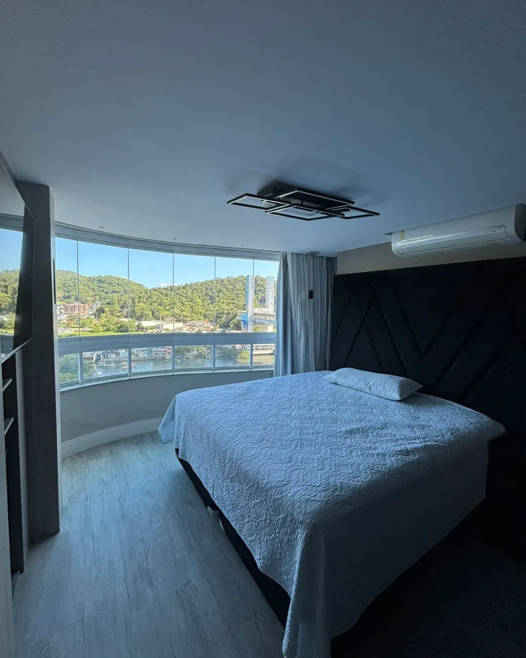 Apartamento com 4 dormitórios sendo 3 suítes e 3 vagas de garagem em Balneário Camboriú/SC