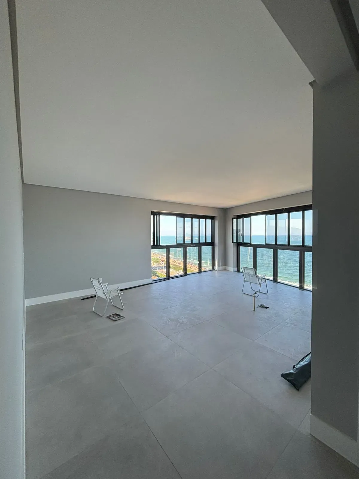 FRENTE MAR EM PIÇARRAS | 3 suítes e 2 vagas de garagem em Balneário Piçarras/SC