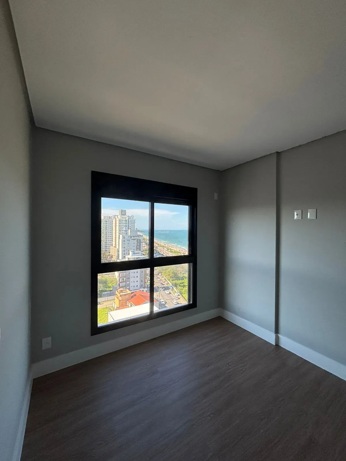 FRENTE MAR EM PIÇARRAS | 3 suítes e 2 vagas de garagem em Balneário Piçarras/SC