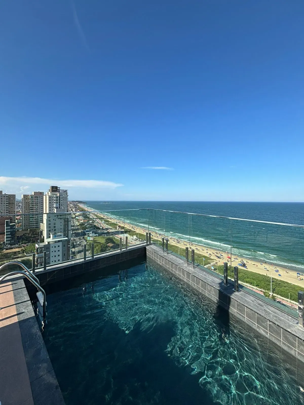 FRENTE MAR EM PIÇARRAS | 3 suítes e 2 vagas de garagem em Balneário Piçarras/SC