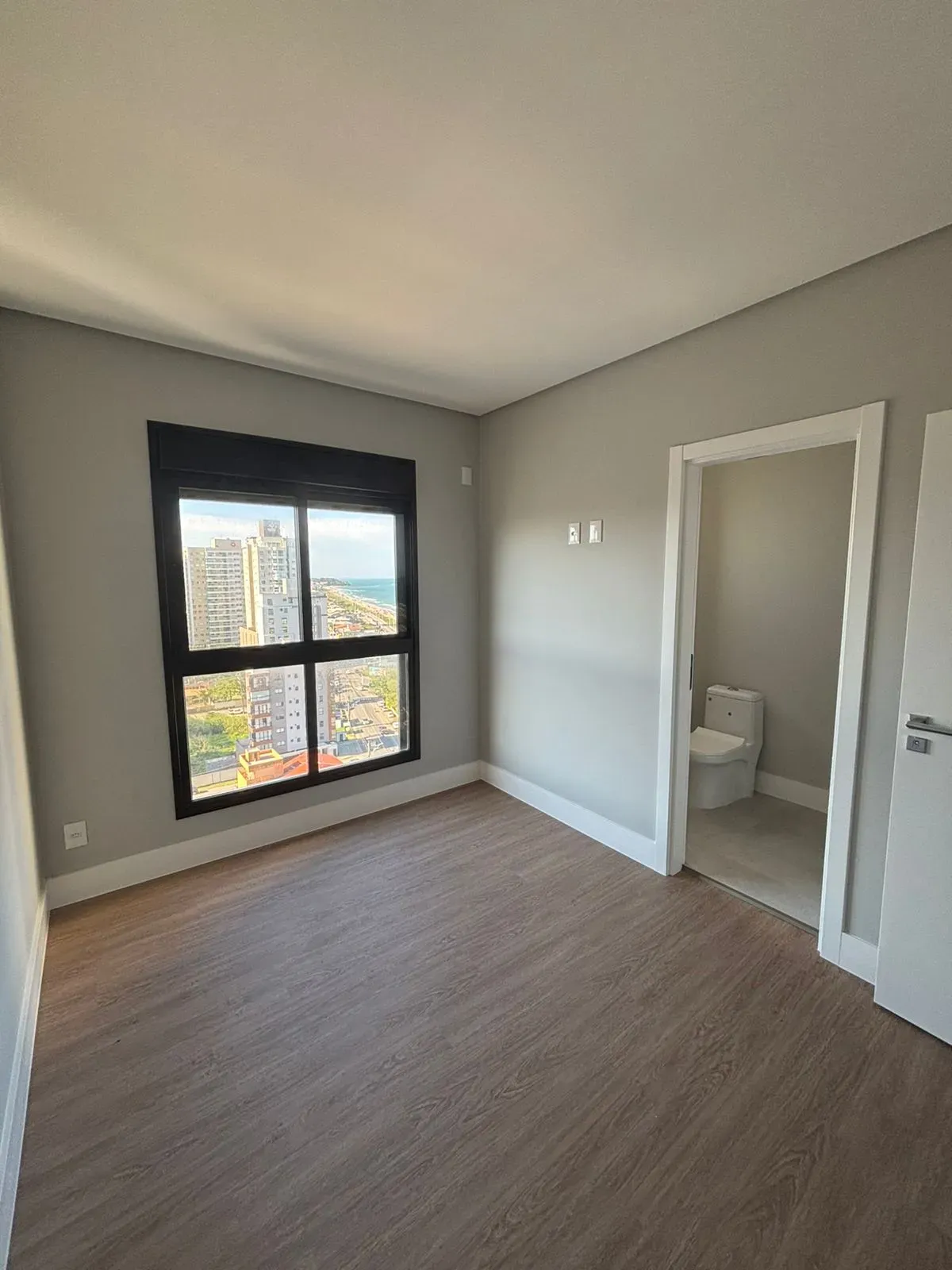 FRENTE MAR EM PIÇARRAS | 3 suítes e 2 vagas de garagem em Balneário Piçarras/SC