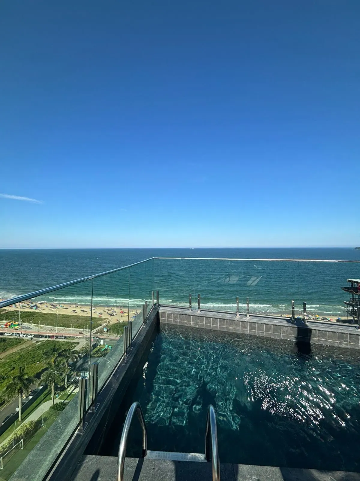 FRENTE MAR EM PIÇARRAS | 3 suítes e 2 vagas de garagem em Balneário Piçarras/SC