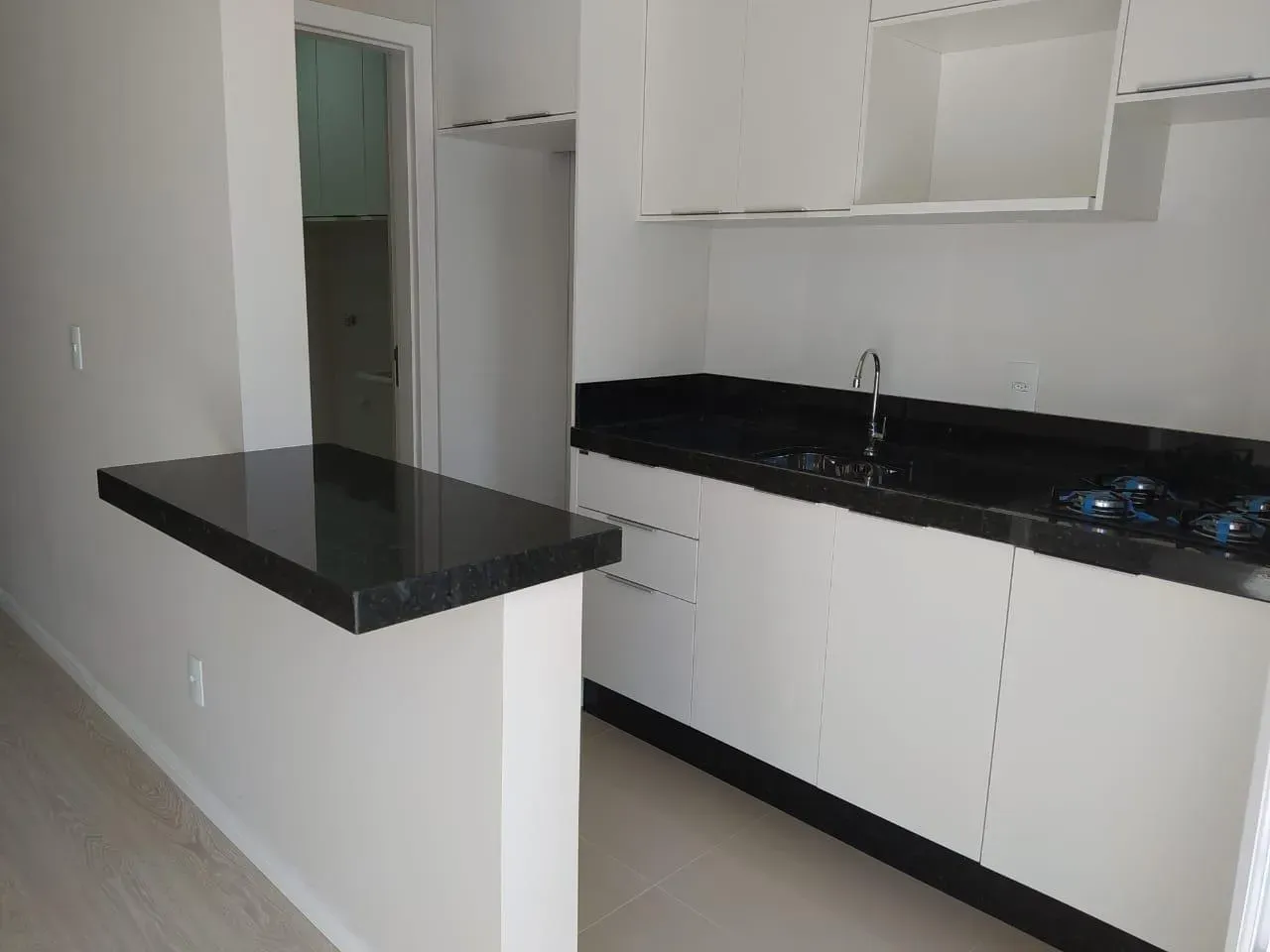 Apartamento com 2 dormitórios sendo 1 suíte e 1 vaga de garagem em Itajaí/SC