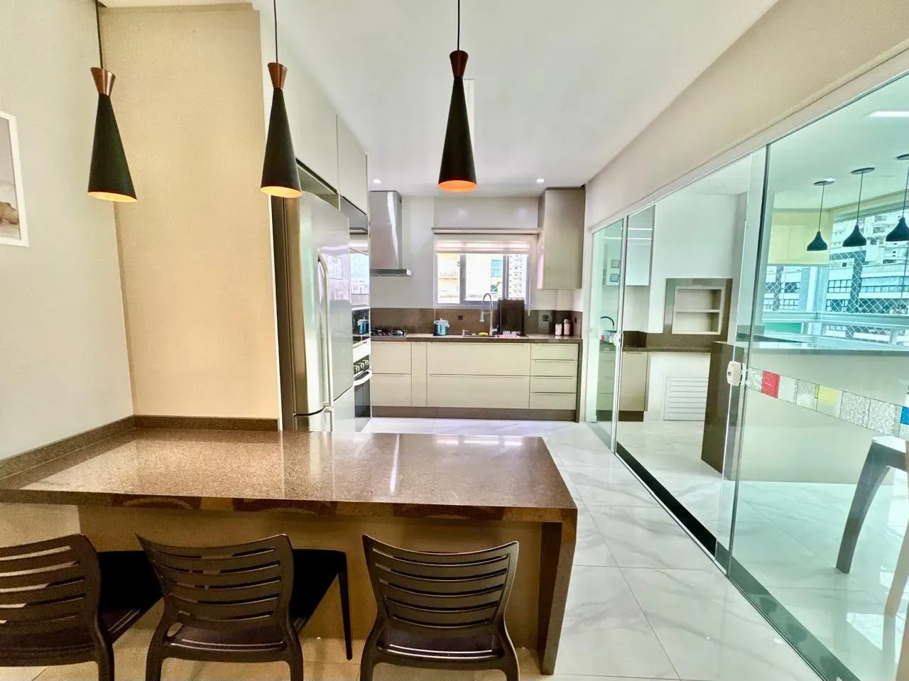 Apartamento com 3 dormitórios sendo 3 suítes e 4 vagas de garagem em Itapema/SC