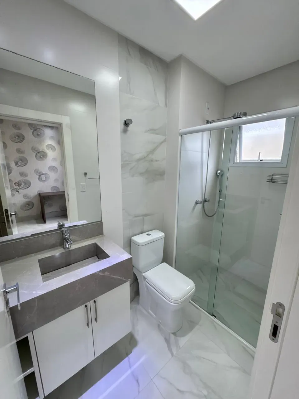 Apartamento com 3 dormitórios sendo 3 suítes e 4 vagas de garagem em Itapema/SC