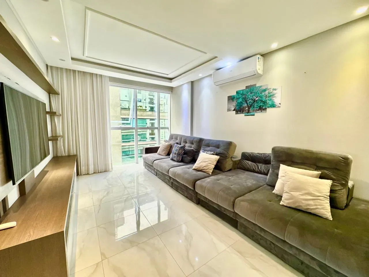 Apartamento com 3 dormitórios sendo 3 suítes e 4 vagas de garagem em Itapema/SC