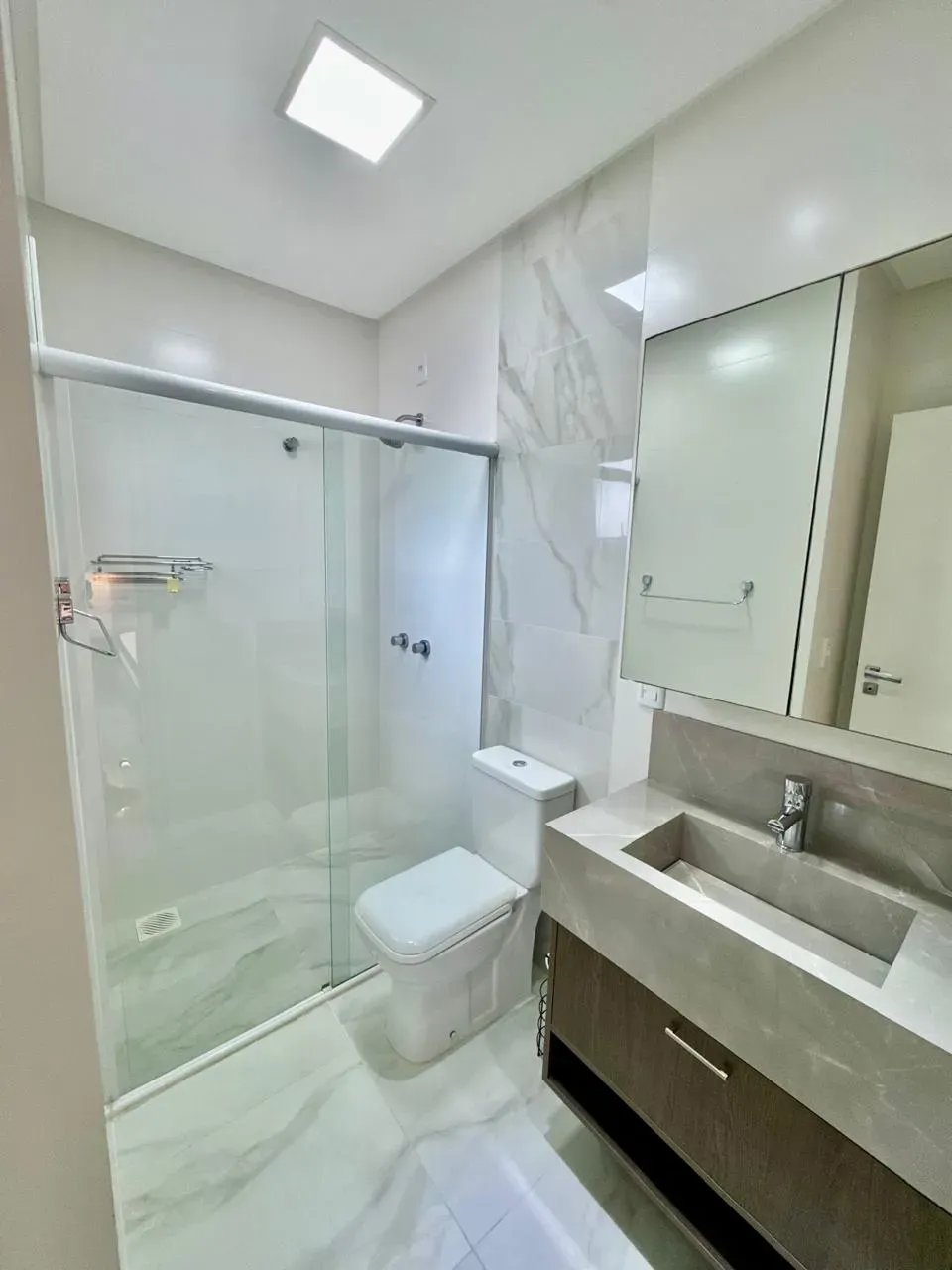 Apartamento com 3 dormitórios sendo 3 suítes e 4 vagas de garagem em Itapema/SC