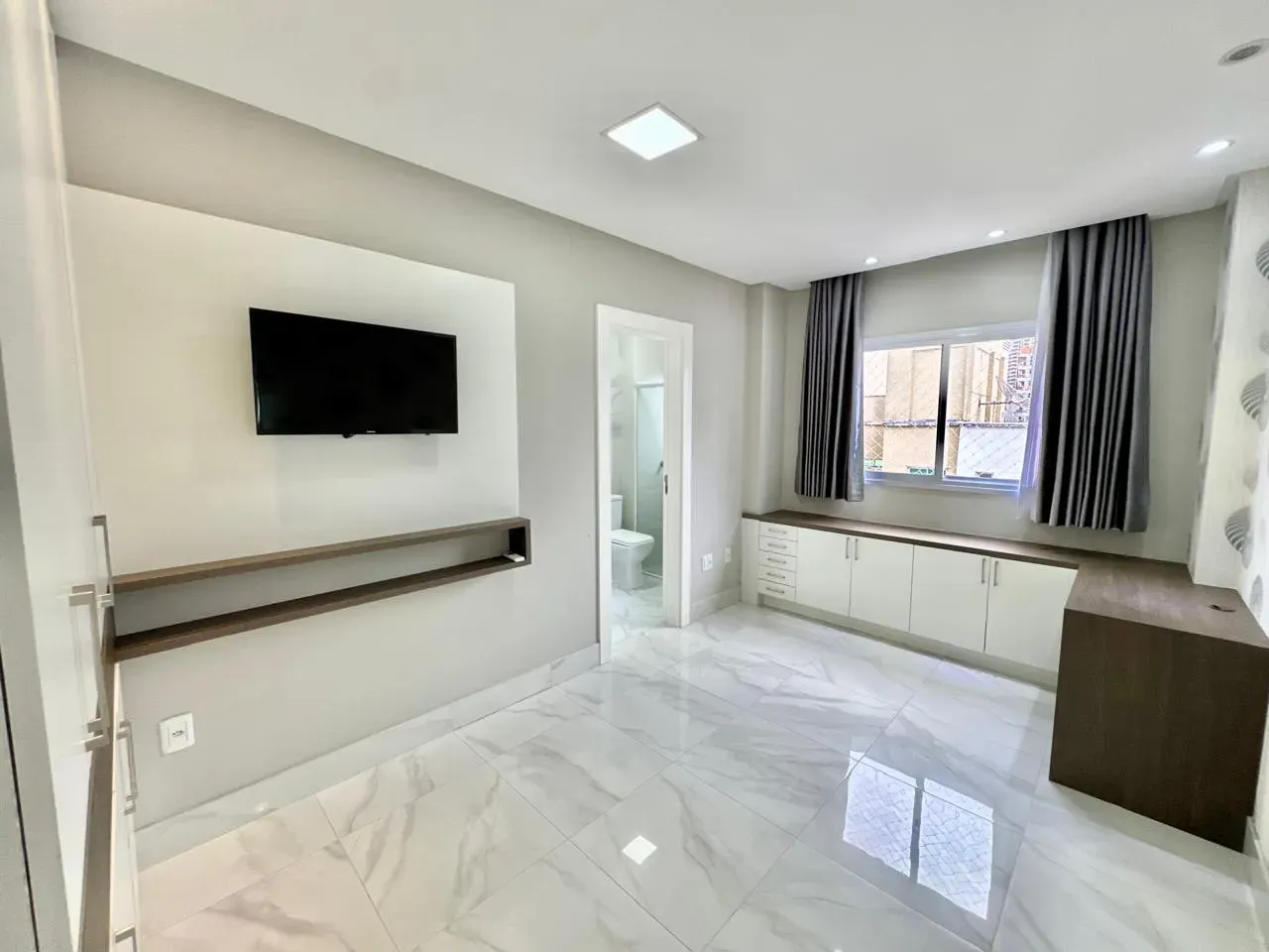 Apartamento com 3 dormitórios sendo 3 suítes e 4 vagas de garagem em Itapema/SC