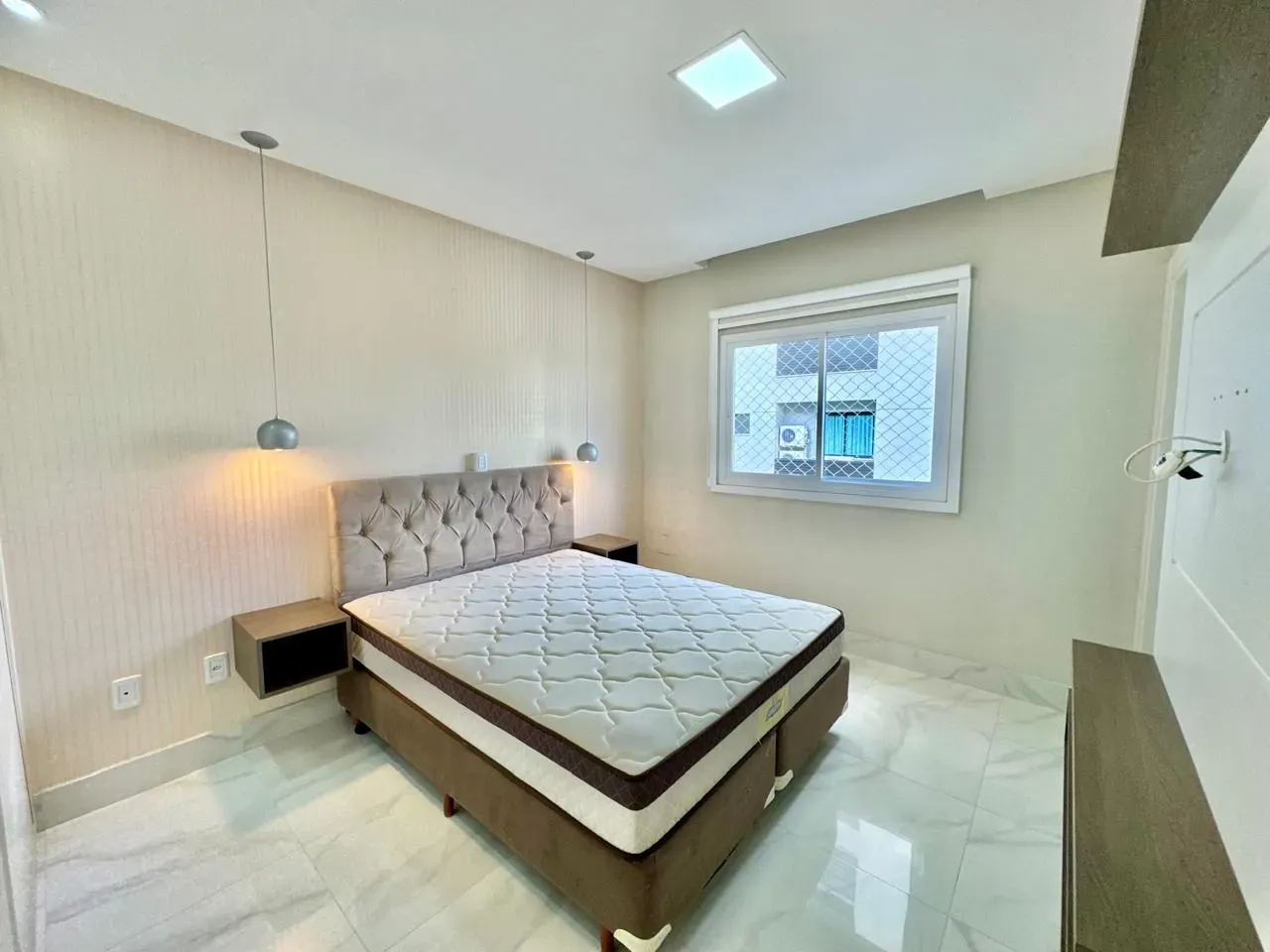 Apartamento com 3 dormitórios sendo 3 suítes e 4 vagas de garagem em Itapema/SC