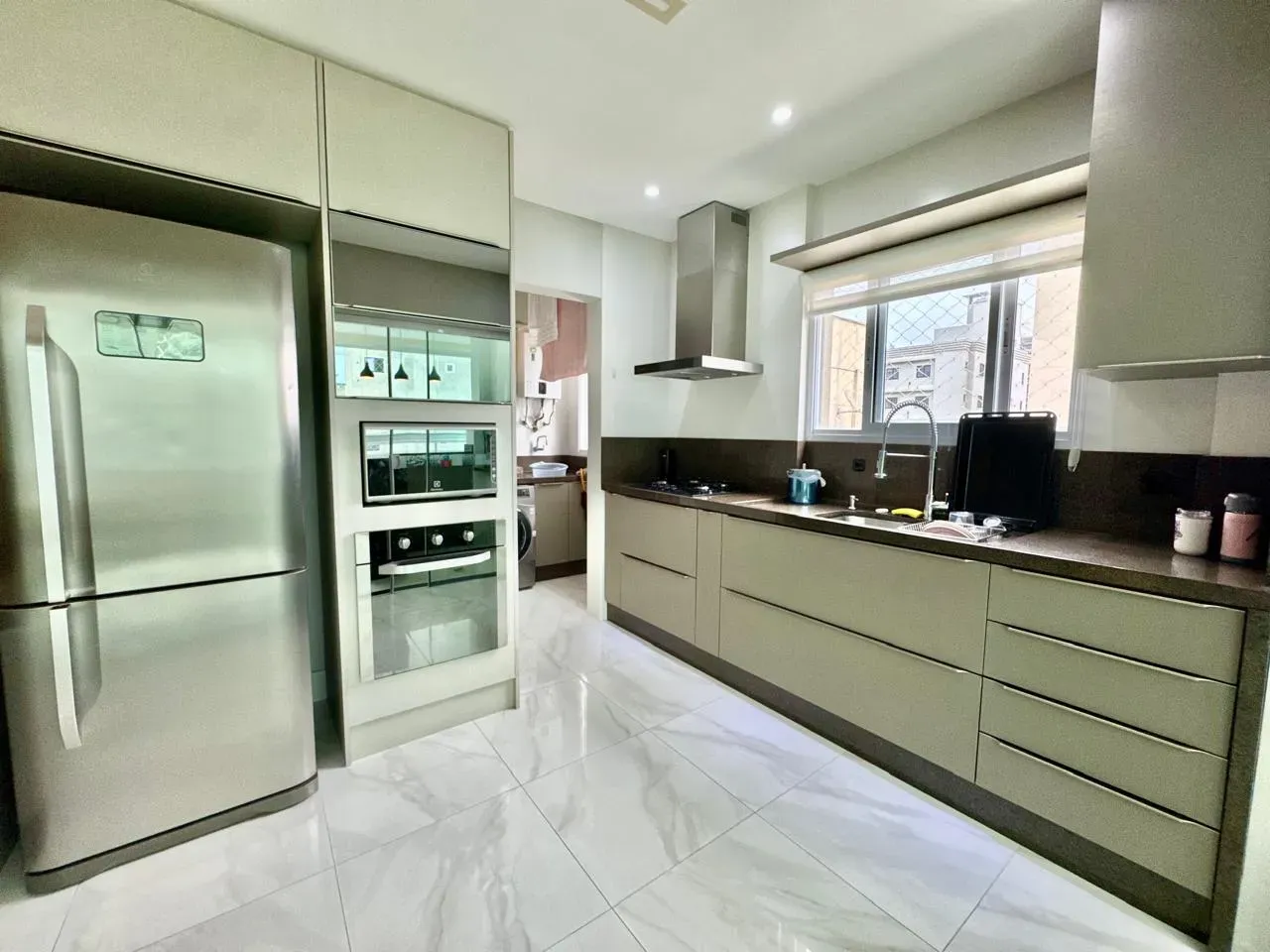 Apartamento com 3 dormitórios sendo 3 suítes e 4 vagas de garagem em Itapema/SC