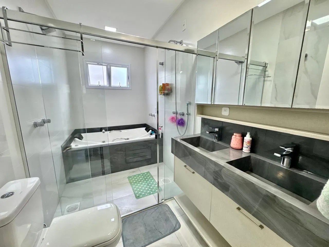 Apartamento com 3 dormitórios sendo 3 suítes e 4 vagas de garagem em Itapema/SC