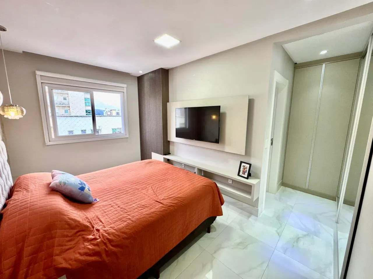 Apartamento com 3 dormitórios sendo 3 suítes e 4 vagas de garagem em Itapema/SC