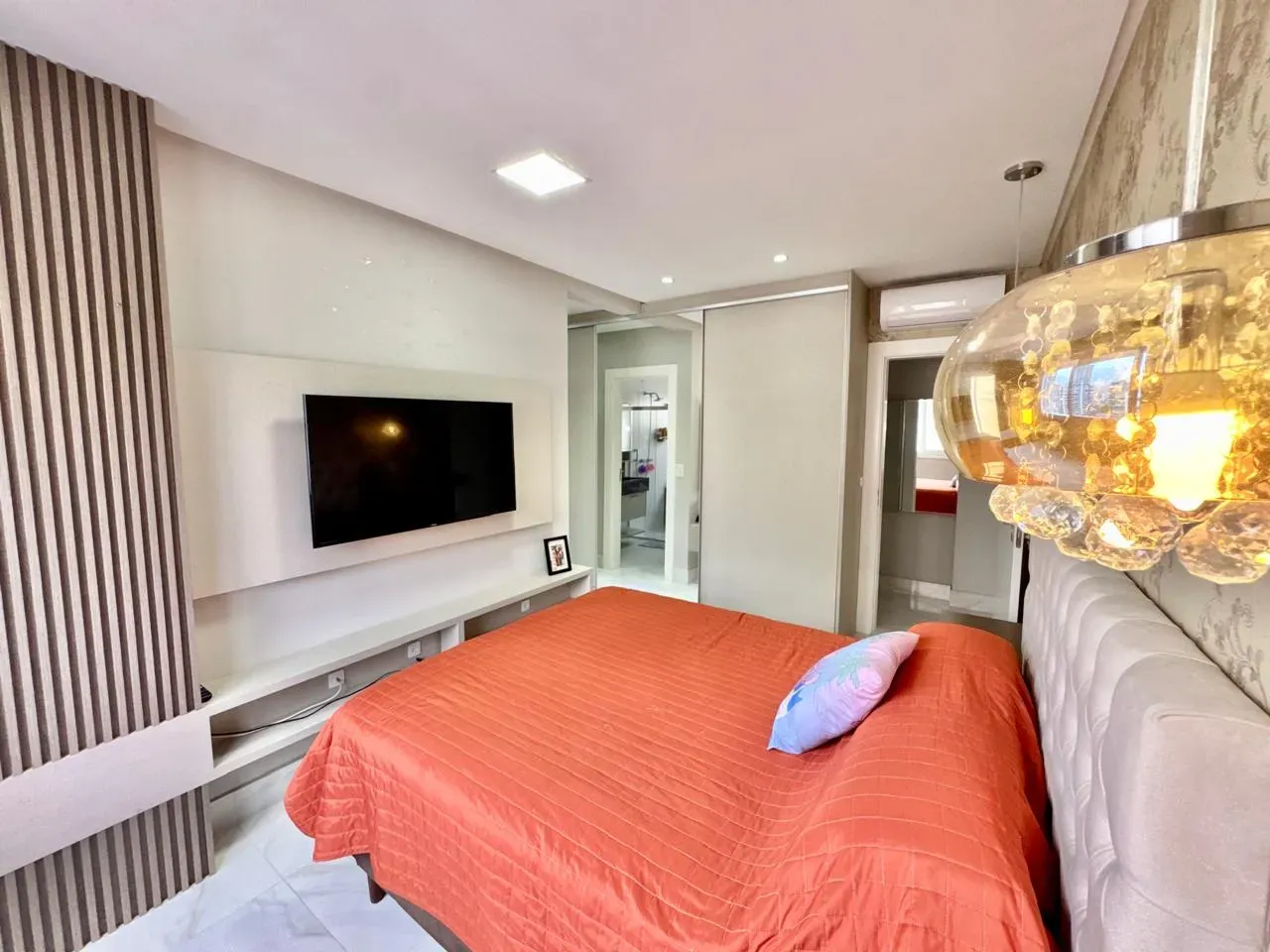 Apartamento com 3 dormitórios sendo 3 suítes e 4 vagas de garagem em Itapema/SC