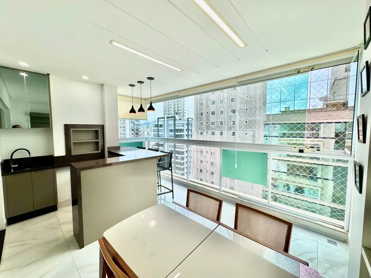 Apartamento com 3 dormitórios sendo 3 suítes e 4 vagas de garagem em Itapema/SC