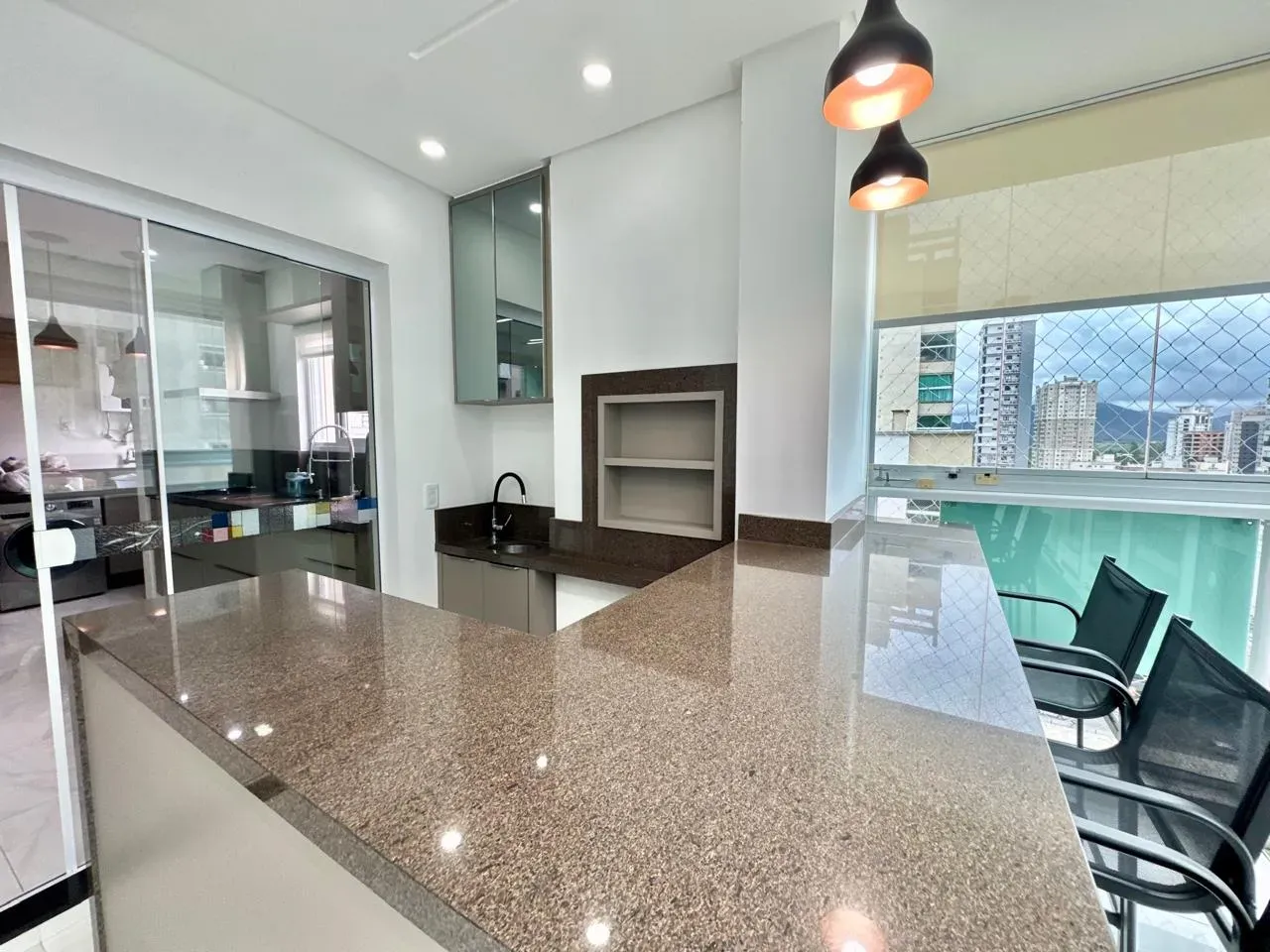 Apartamento com 3 dormitórios sendo 3 suítes e 4 vagas de garagem em Itapema/SC