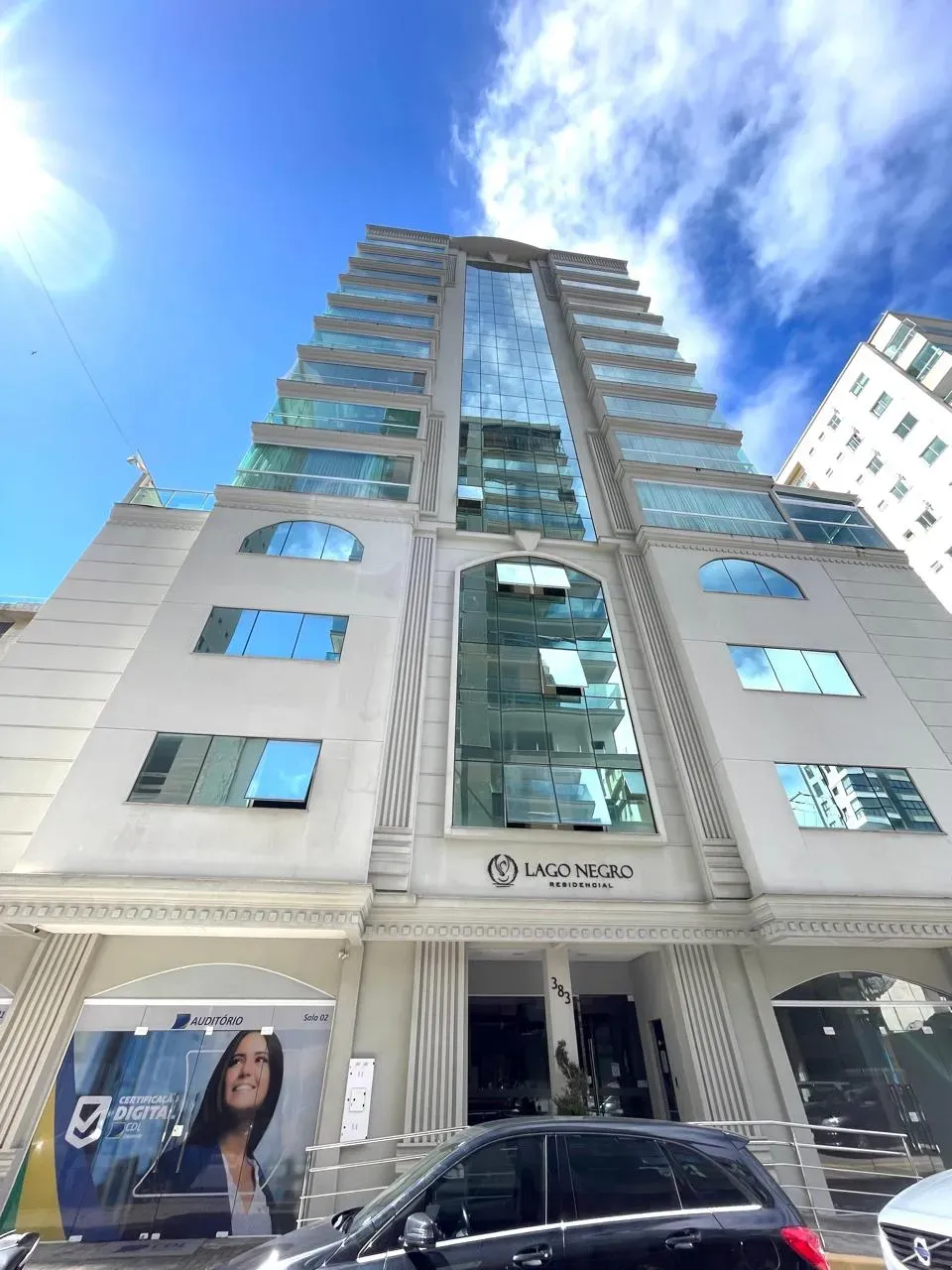 Apartamento com 3 dormitórios sendo 3 suítes e 4 vagas de garagem em Itapema/SC