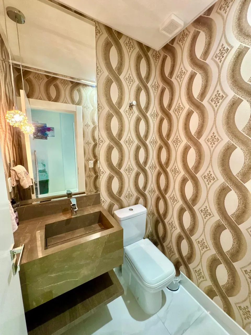 Apartamento com 3 dormitórios sendo 3 suítes e 4 vagas de garagem em Itapema/SC