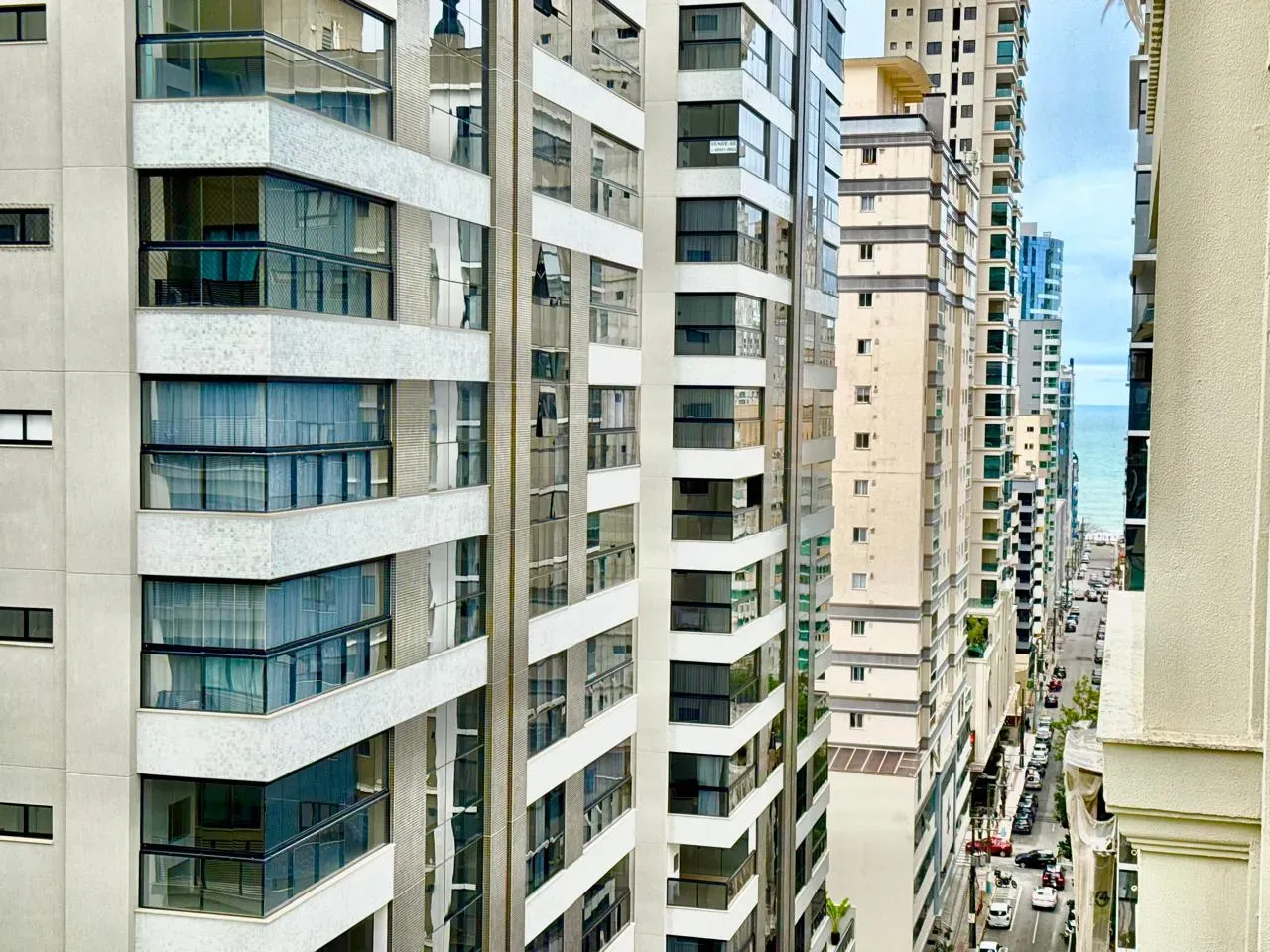 Apartamento com 3 dormitórios sendo 3 suítes e 4 vagas de garagem em Itapema/SC