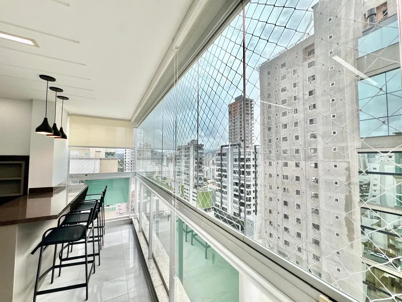 Apartamento com 3 dormitórios sendo 3 suítes e 4 vagas de garagem em Itapema/SC