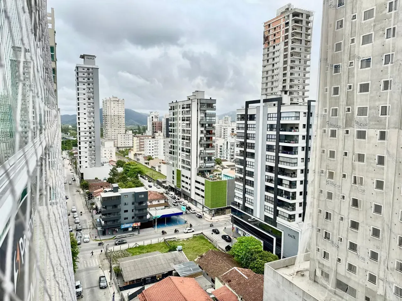 Apartamento com 3 dormitórios sendo 3 suítes e 4 vagas de garagem em Itapema/SC