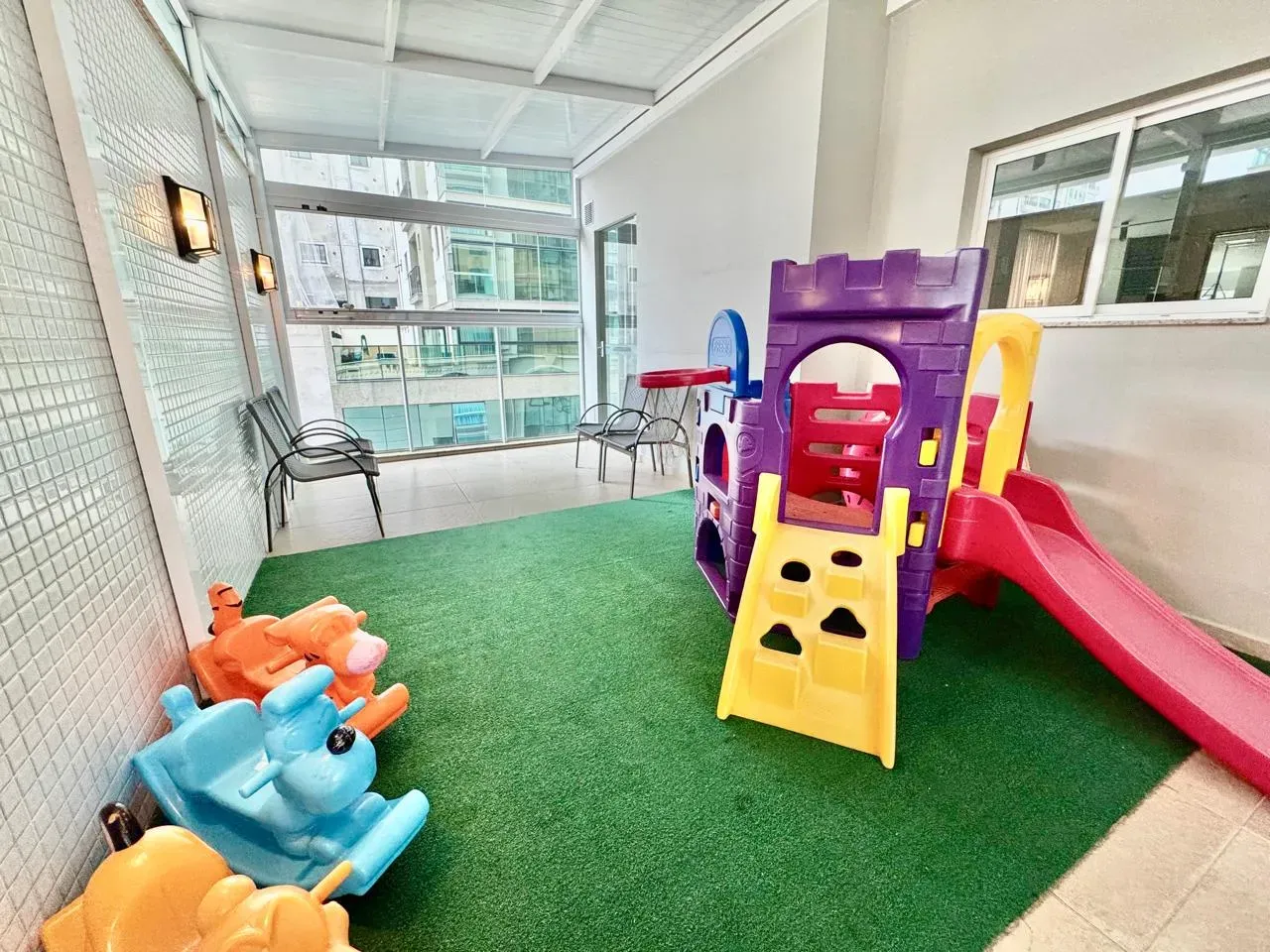 Apartamento com 3 dormitórios sendo 3 suítes e 4 vagas de garagem em Itapema/SC