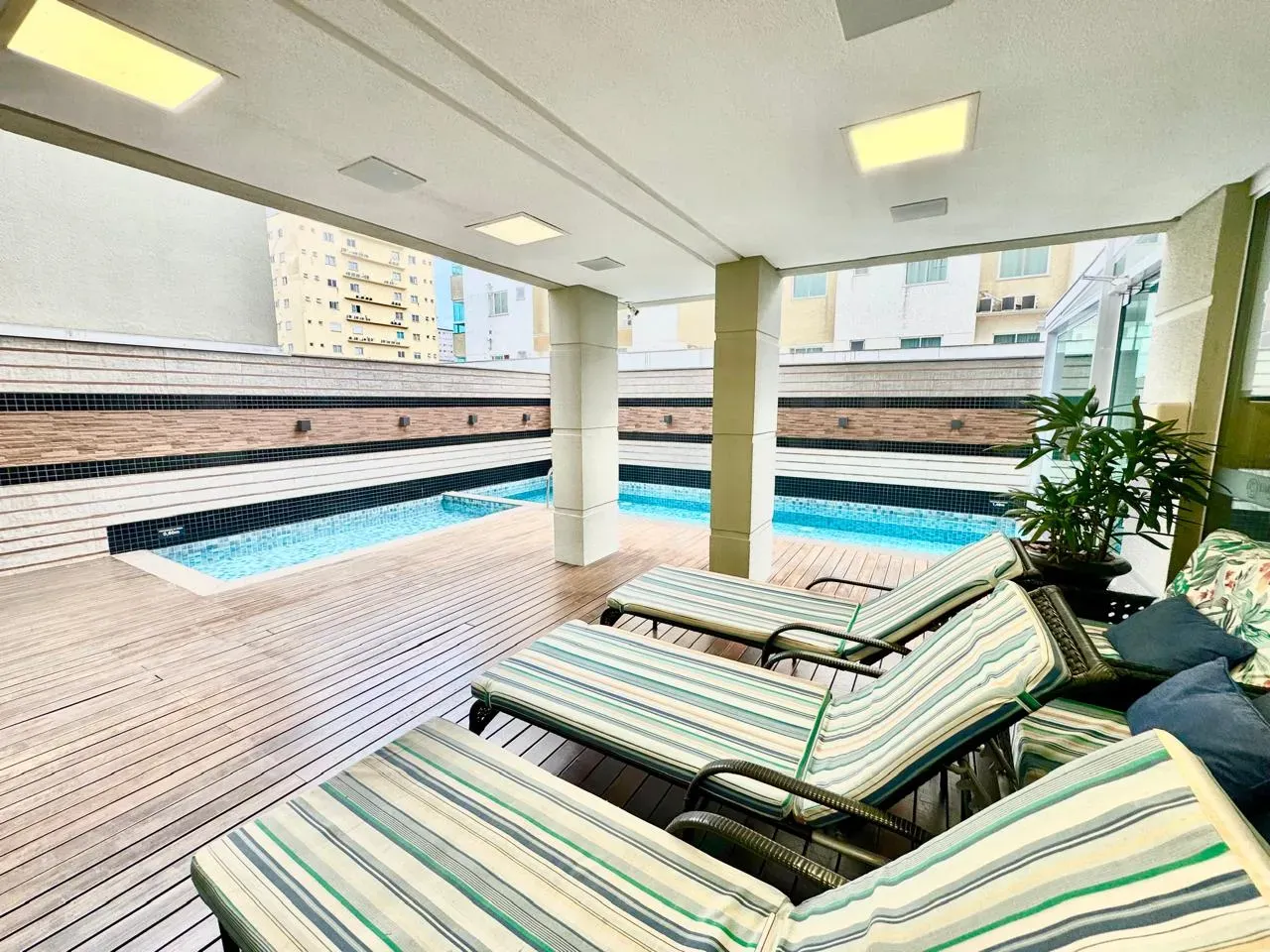 Apartamento com 3 dormitórios sendo 3 suítes e 4 vagas de garagem em Itapema/SC