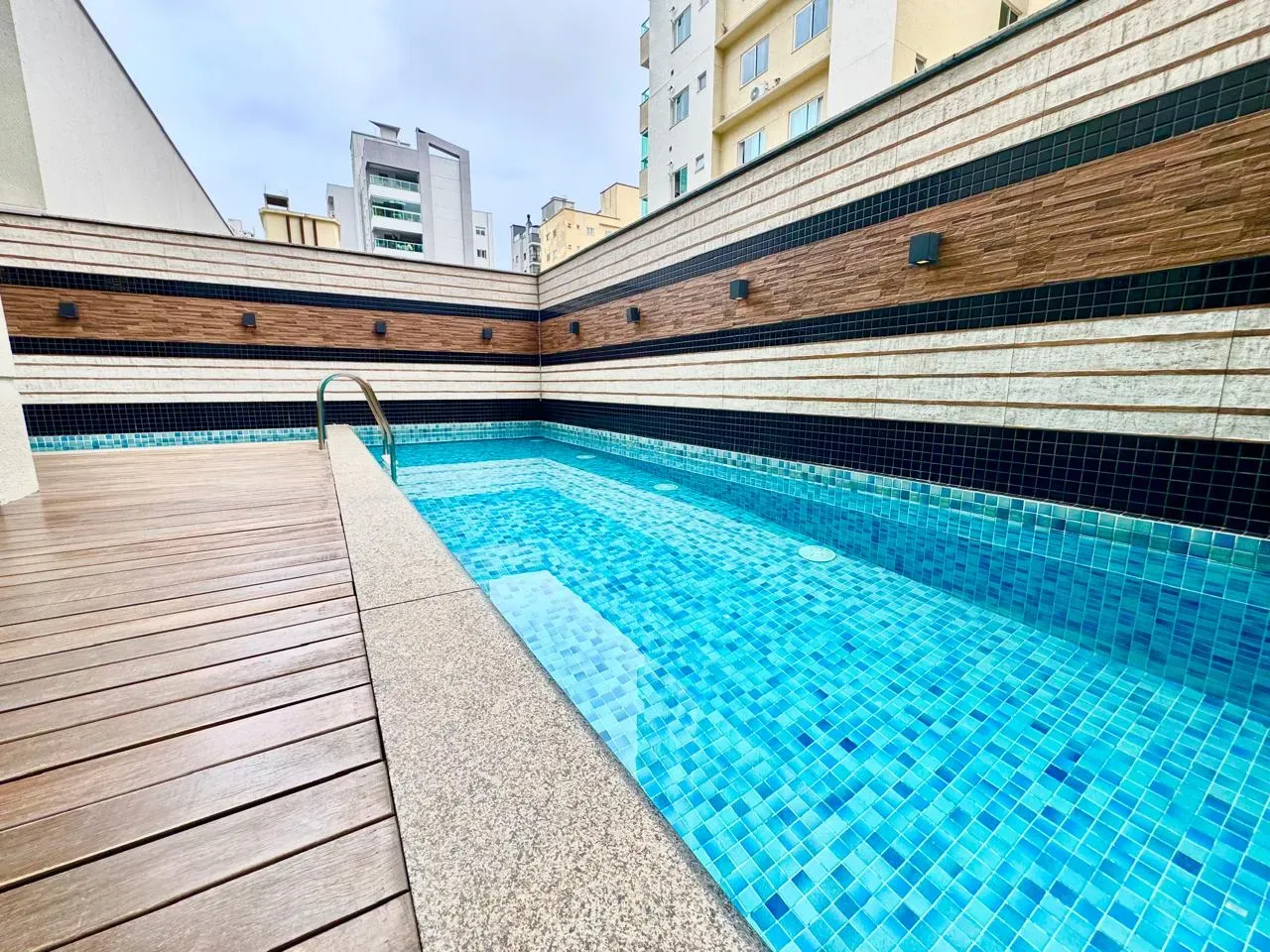 Apartamento com 3 dormitórios sendo 3 suítes e 4 vagas de garagem em Itapema/SC