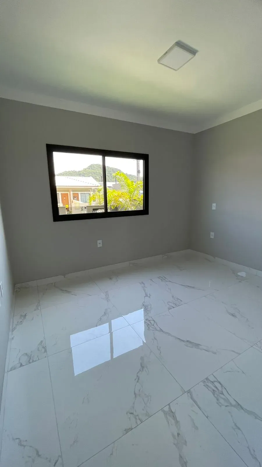 Casa com 3 dormitórios sendo 1 suíte e 1 vaga de garagem em Palhoça/SC