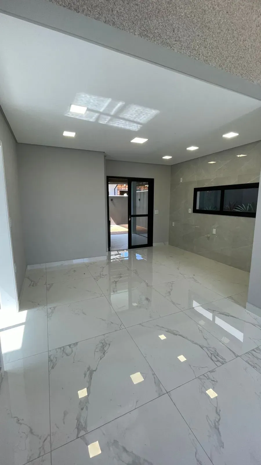 Casa com 3 dormitórios sendo 1 suíte e 1 vaga de garagem em Palhoça/SC