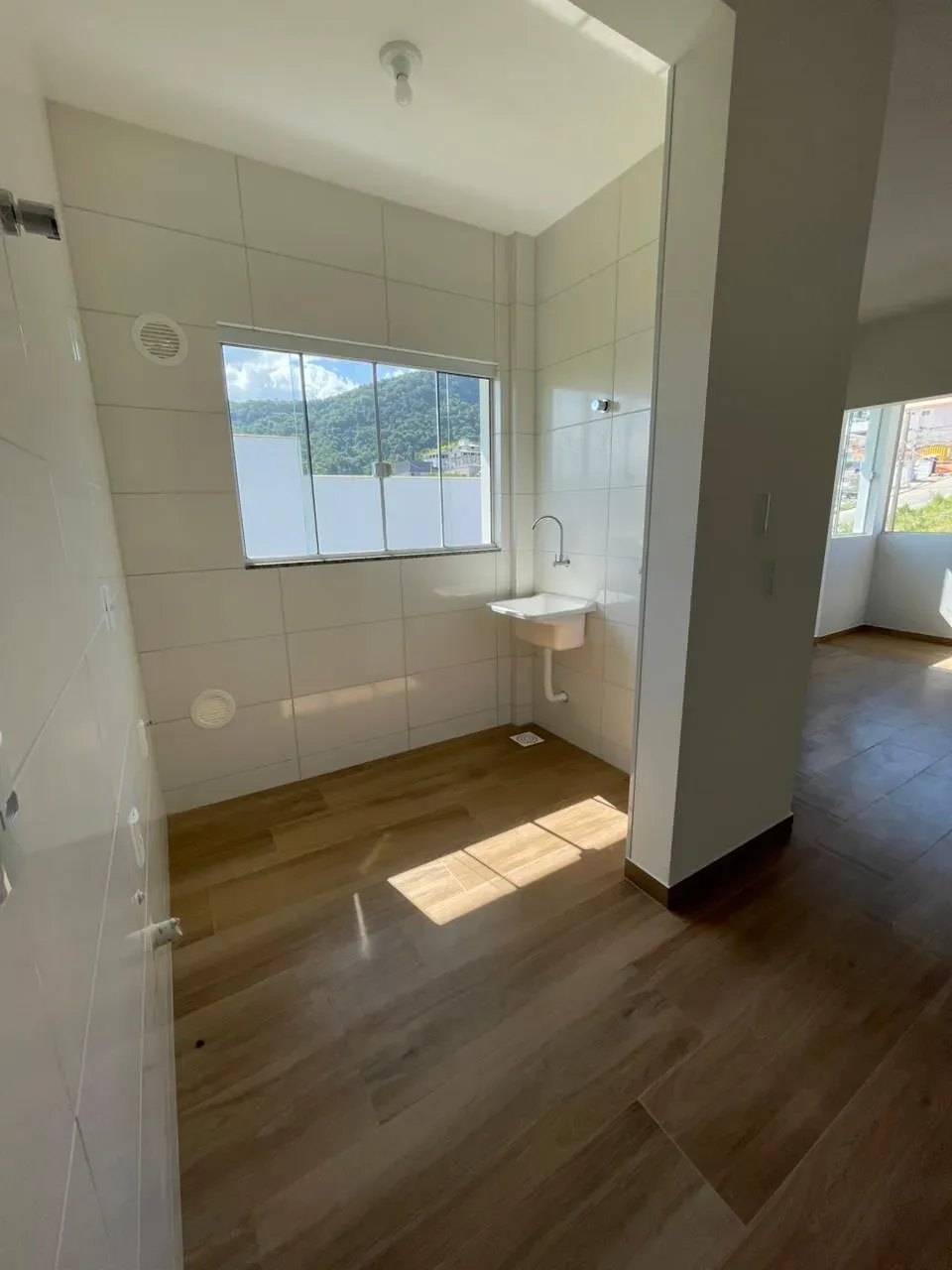 Apartamento com 2 dormitórios sendo 1 suíte e 1 vaga de garagem em Palhoça/SC