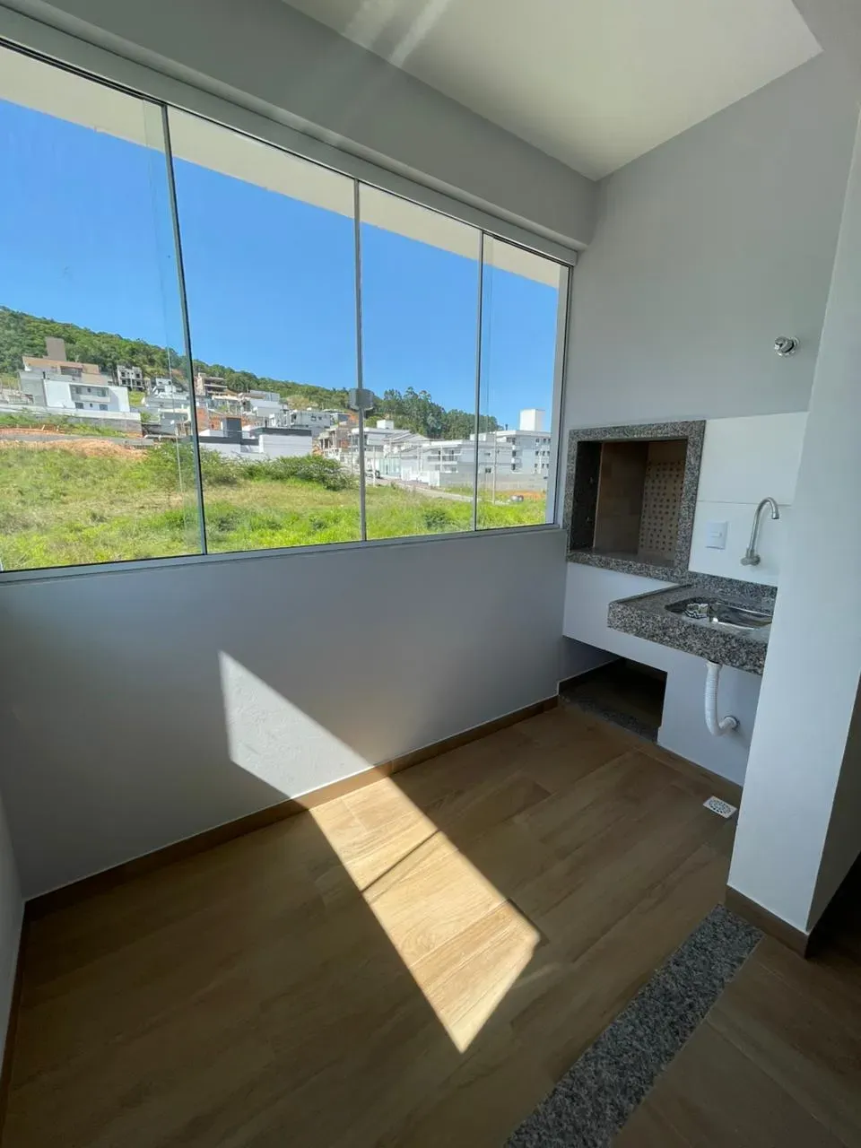 Apartamento com 2 dormitórios sendo 1 suíte e 1 vaga de garagem em Palhoça/SC