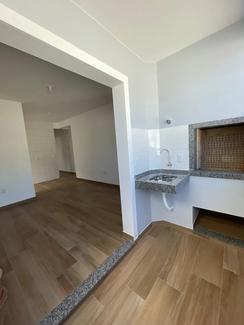 Apartamento com 2 dormitórios sendo 1 suíte e 1 vaga de garagem em Palhoça/SC