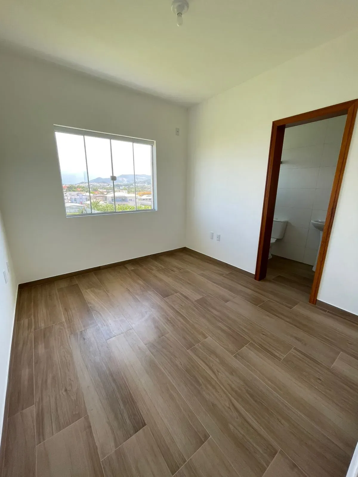 Apartamento com 2 dormitórios sendo 1 suíte e 1 vaga de garagem em Palhoça/SC