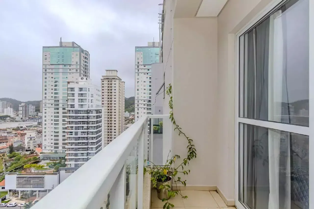 Apartamento com 2 dormitórios sendo 2 suítes e 2 vagas de garagem em Itajaí/SC