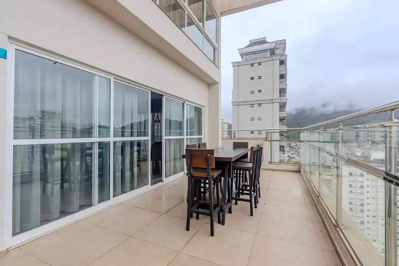 Apartamento com 2 dormitórios sendo 2 suítes e 2 vagas de garagem em Itajaí/SC