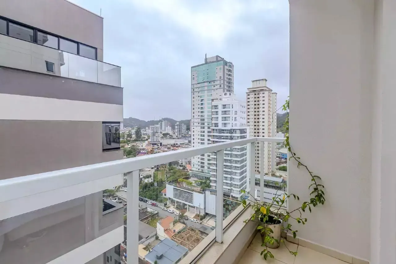 Apartamento com 2 dormitórios sendo 2 suítes e 2 vagas de garagem em Itajaí/SC