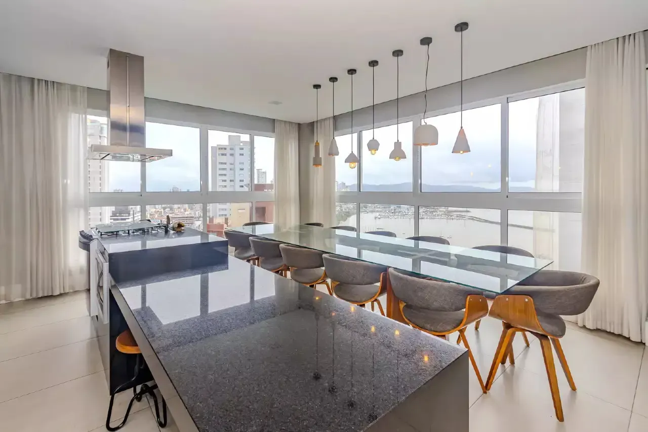 Apartamento com 2 dormitórios sendo 2 suítes e 2 vagas de garagem em Itajaí/SC