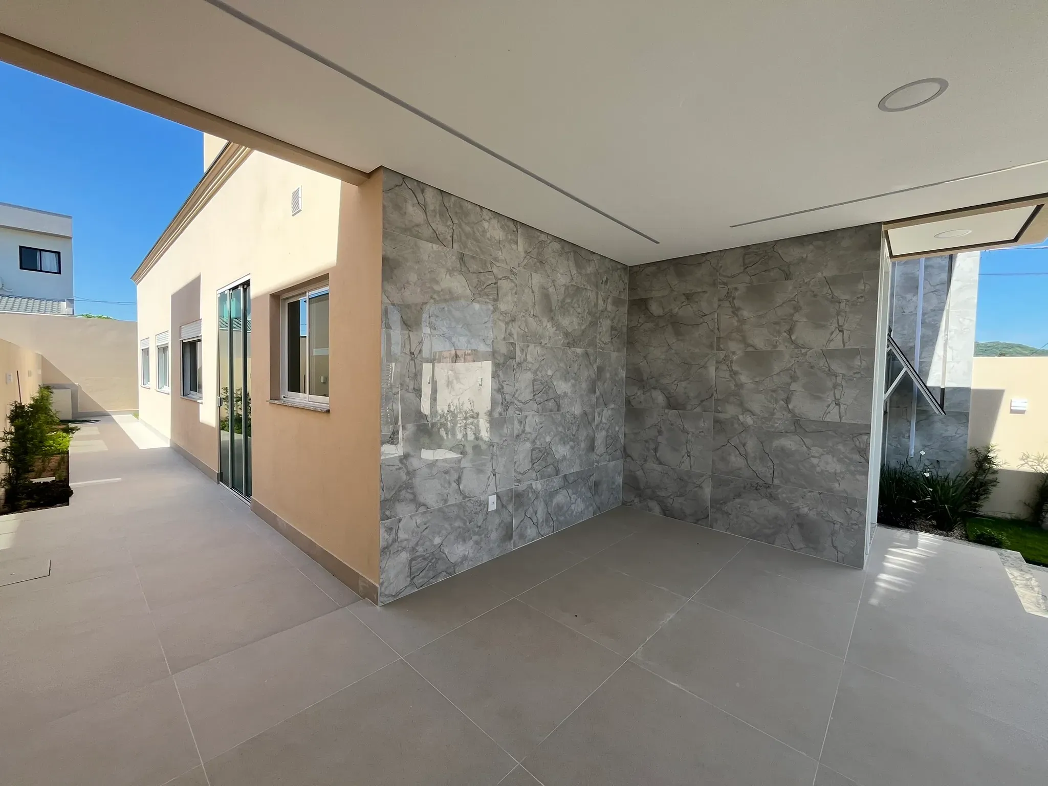 Casa com 2 dormitórios sendo 2 suítes e 1 vaga de garagem em Gov Celso Ramos/SC