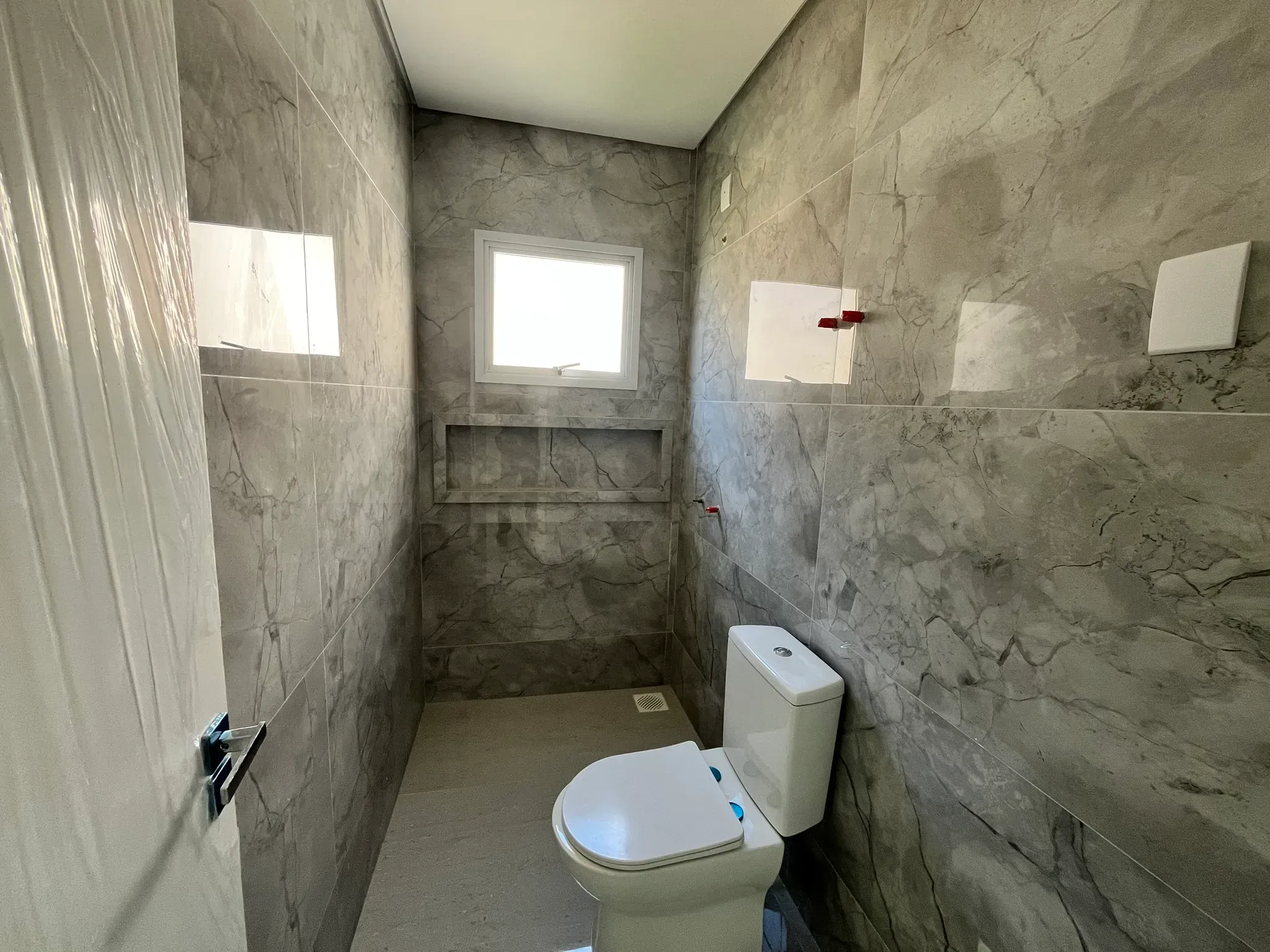 Casa com 3 dormitórios sendo 1 suíte e 1 vaga de garagem em Gov Celso Ramos/SC