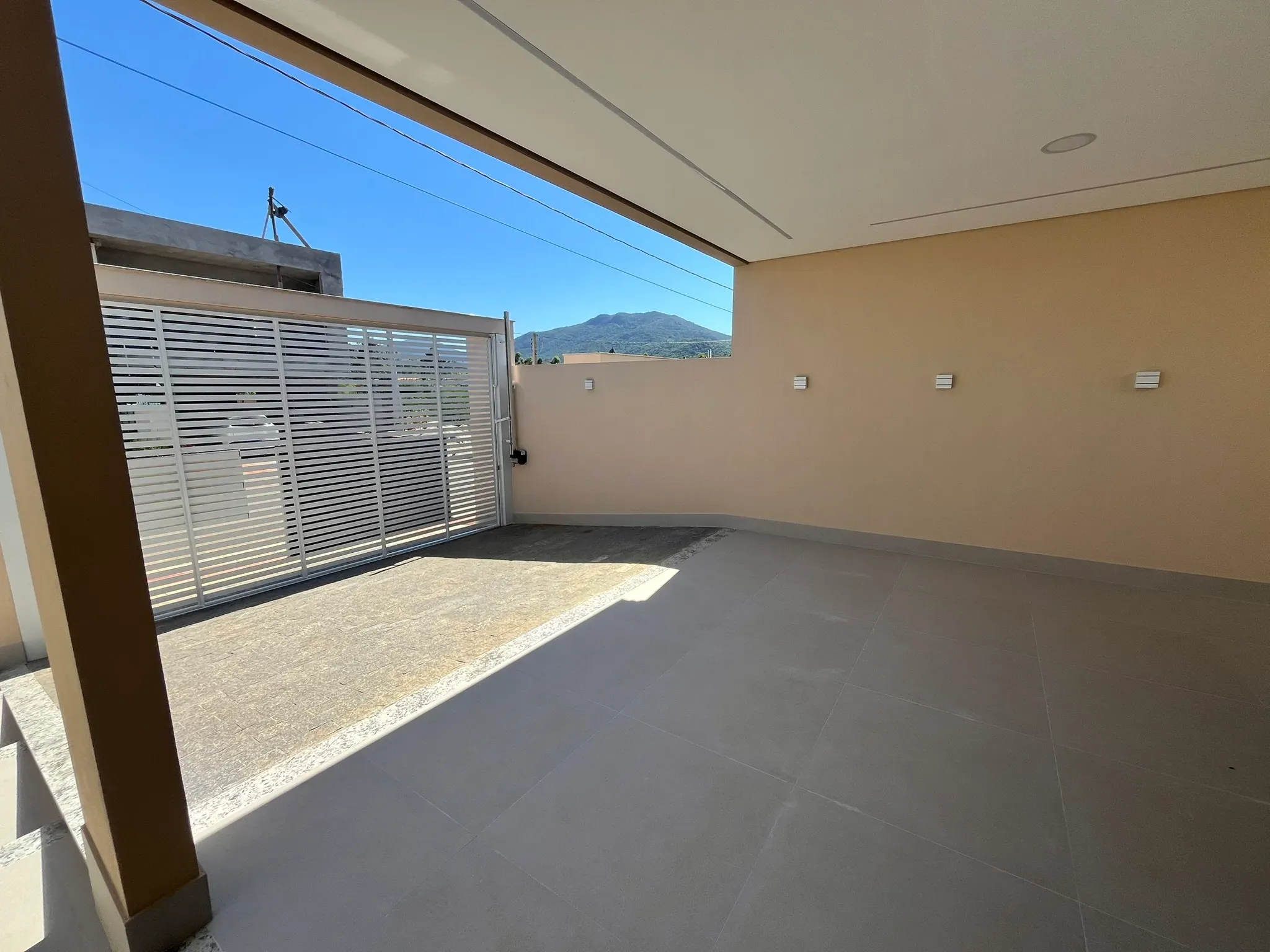 Casa com 3 dormitórios sendo 1 suíte e 1 vaga de garagem em Gov Celso Ramos/SC