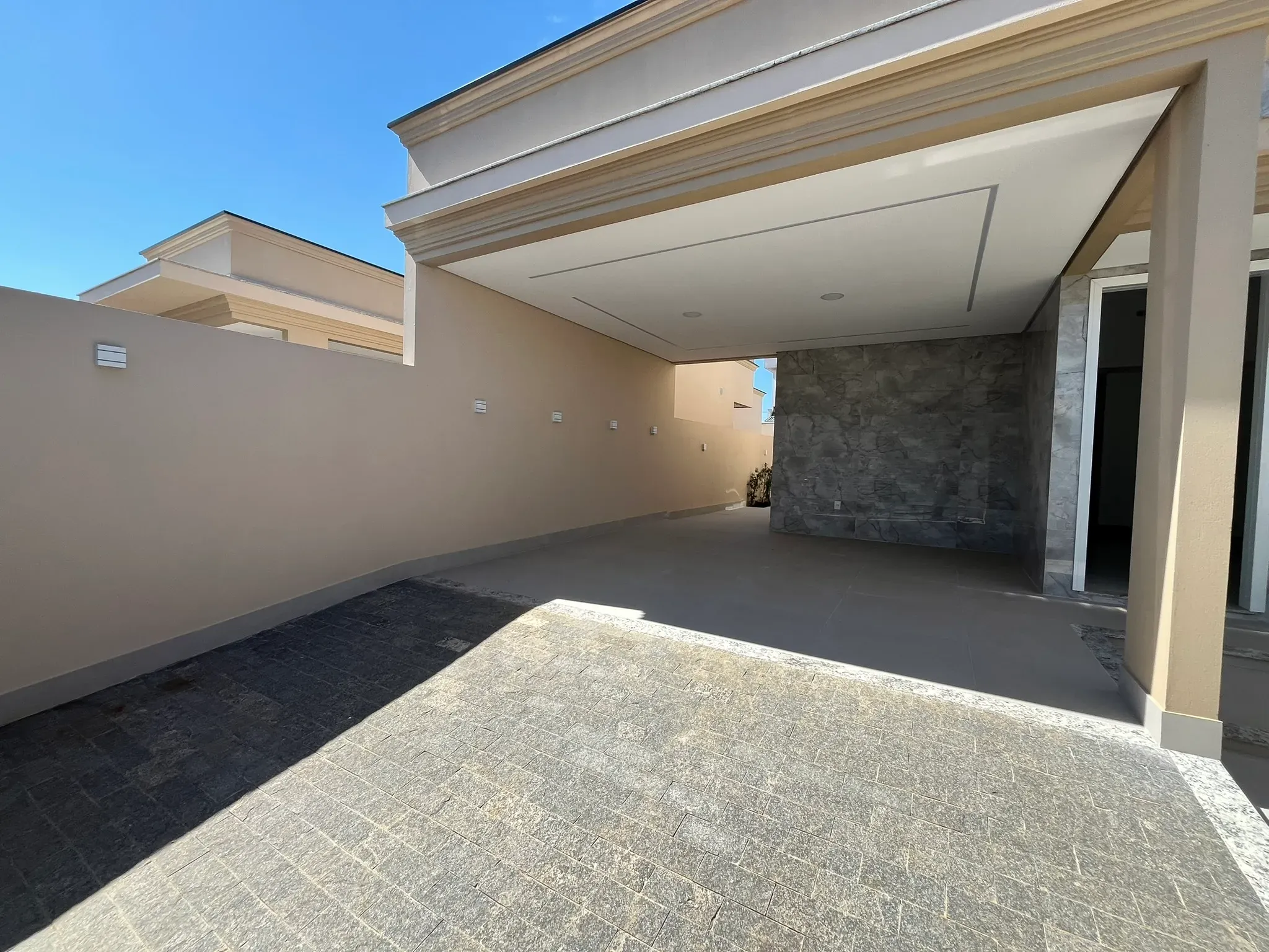 Casa com 3 dormitórios sendo 1 suíte e 1 vaga de garagem em Gov Celso Ramos/SC